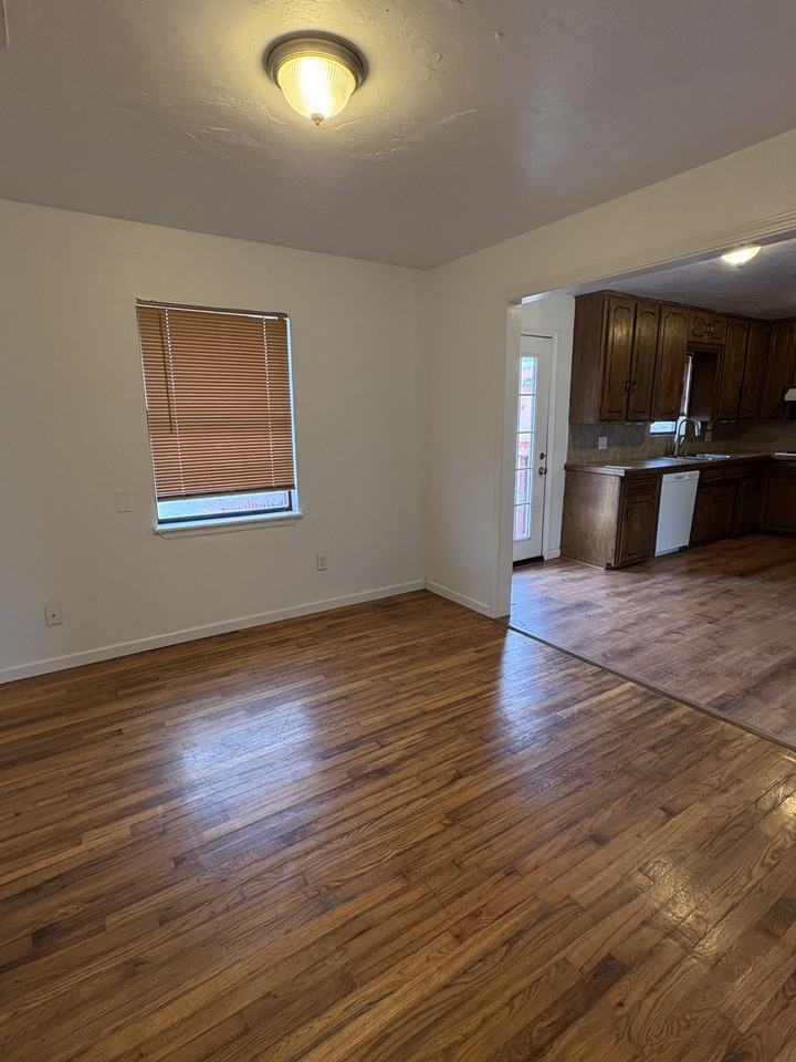 403 N Hillcrest St #1 - Photo 3 of 14