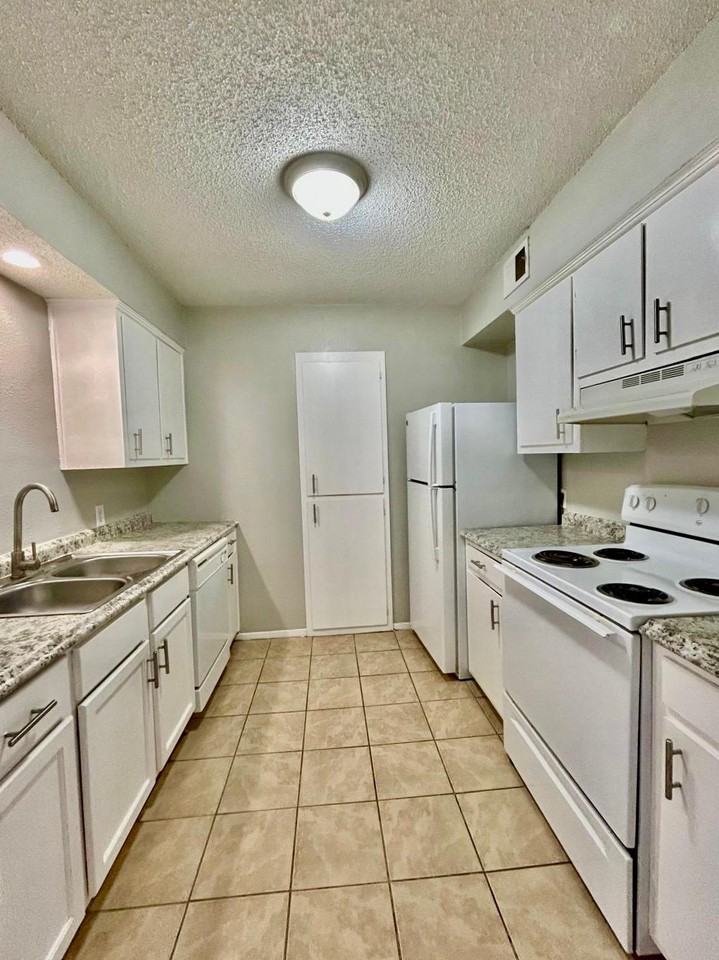 3818 Englewood Cir #3818 - Photo 4 of 18