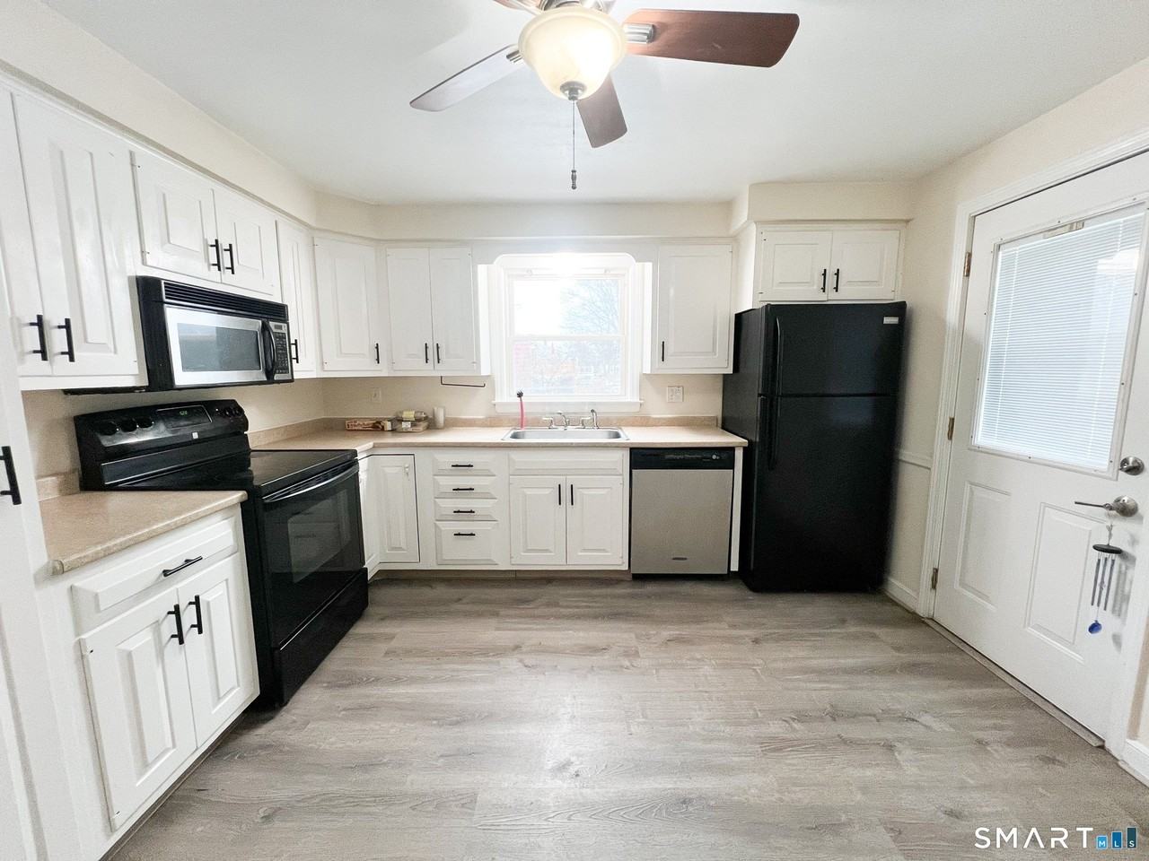 458 Meadowside Rd - Photo 3 of 24