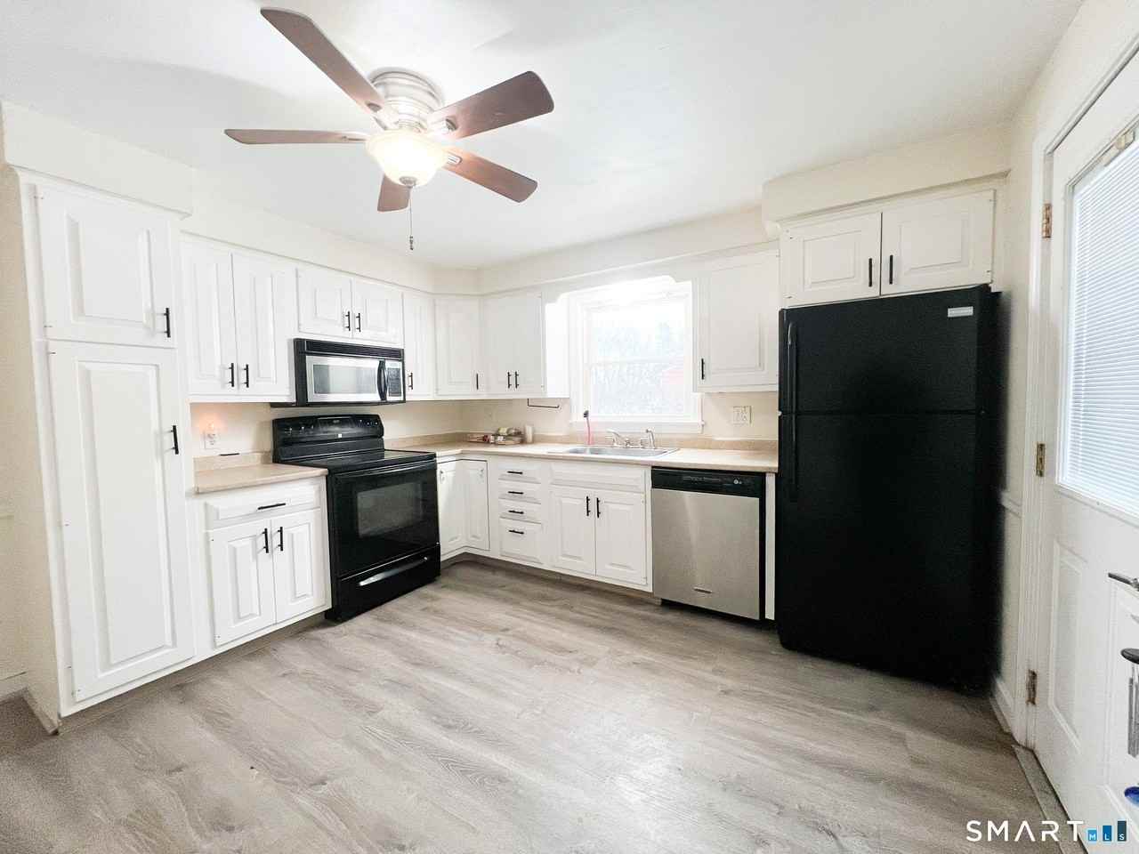 458 Meadowside Rd - Photo 4 of 24