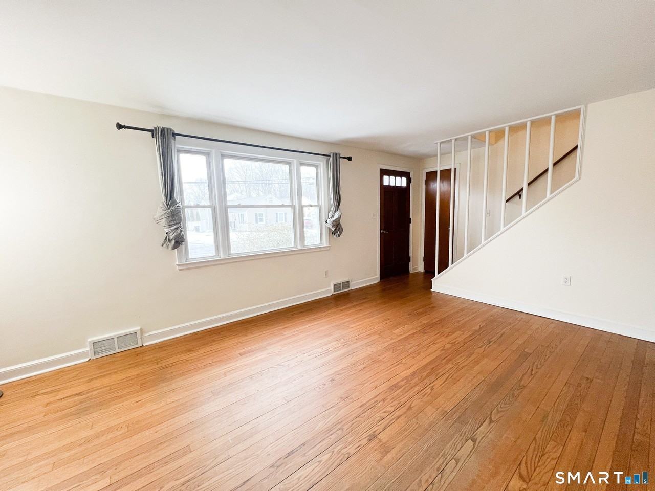 458 Meadowside Rd - Photo 6 of 24