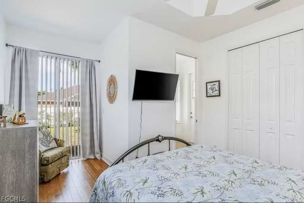 4102 Oasis Blvd - Photo 3 of 48