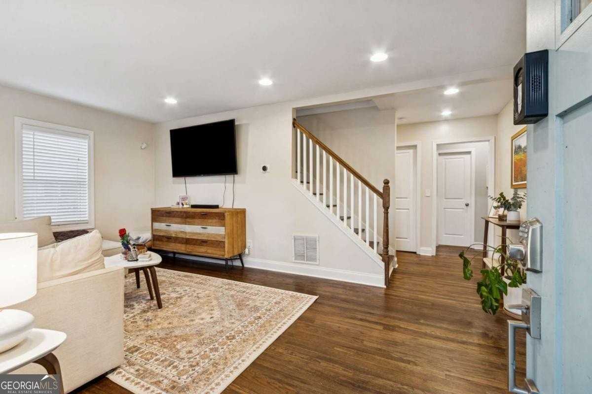 1865 Stanton St - Photo 3 of 28