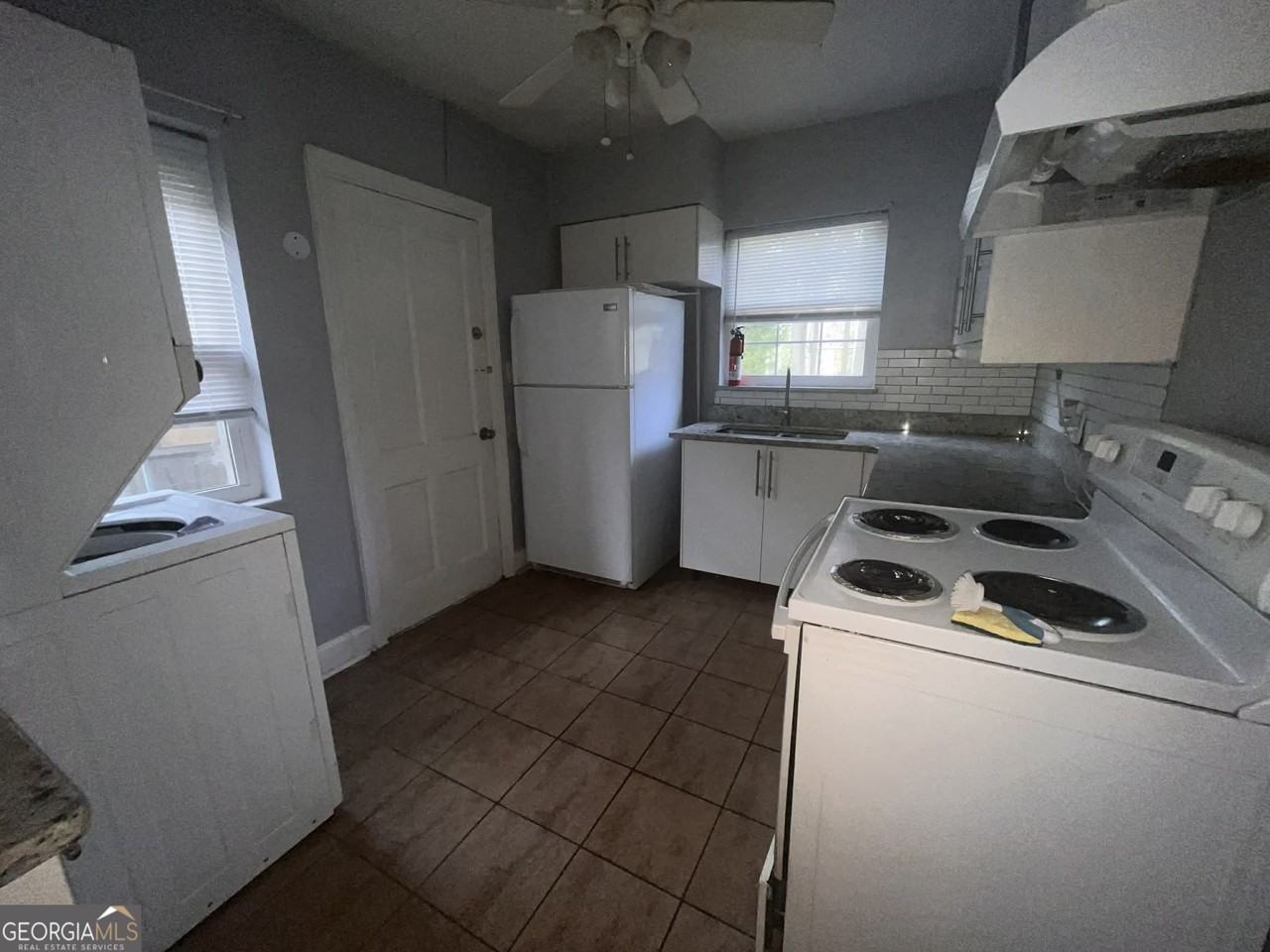 1067 Boulevard - Photo 5 of 7