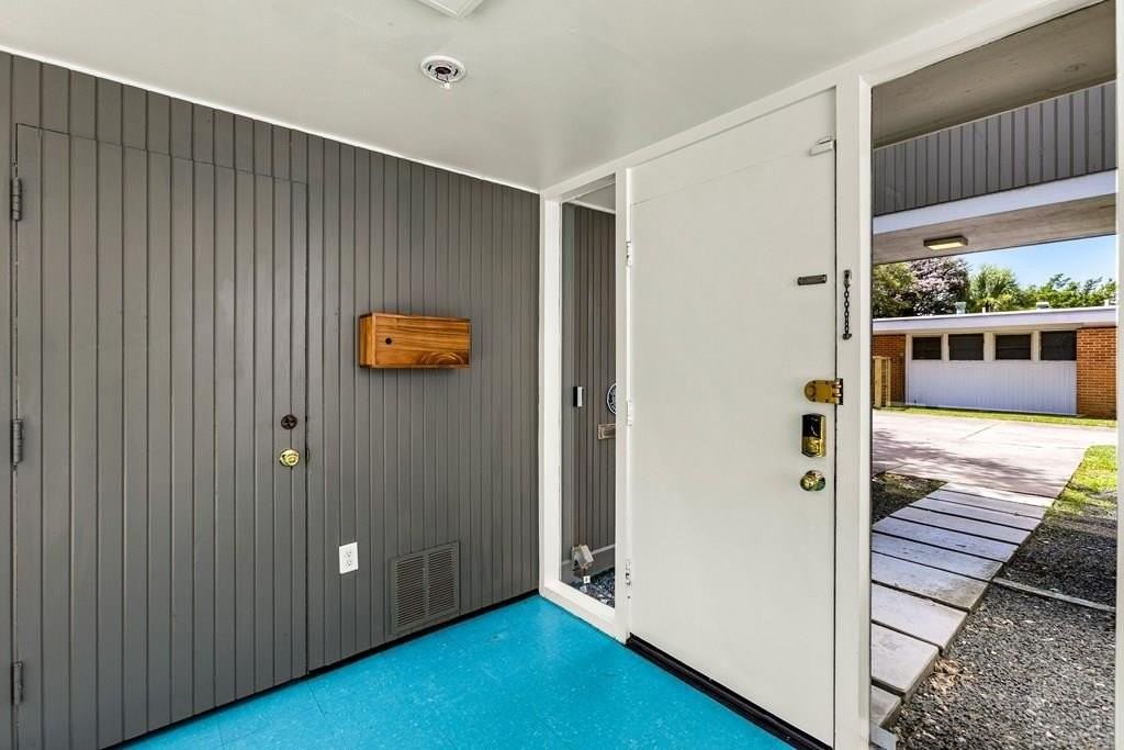 1310 Harbor View Dr - Photo 3 of 42