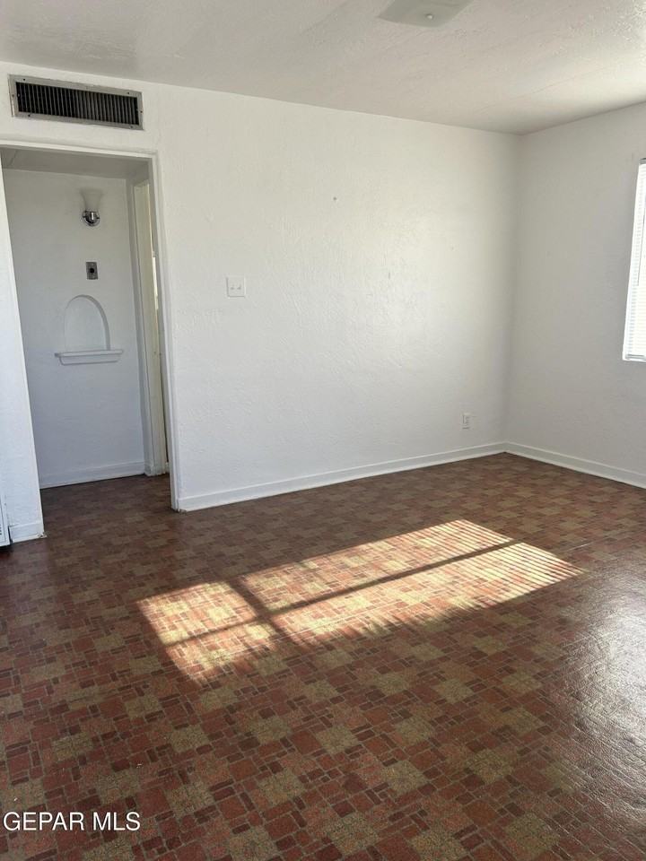 557 Bataan Cir - Photo 4 of 23