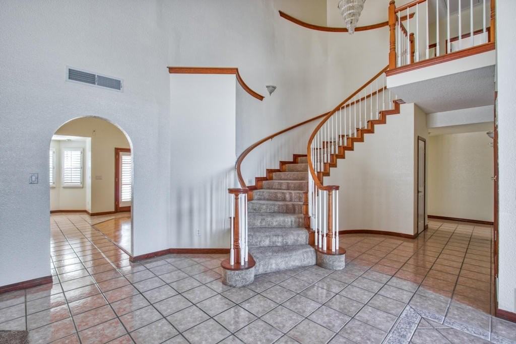 6912 Crown Ridge Dr - Photo 2 of 32