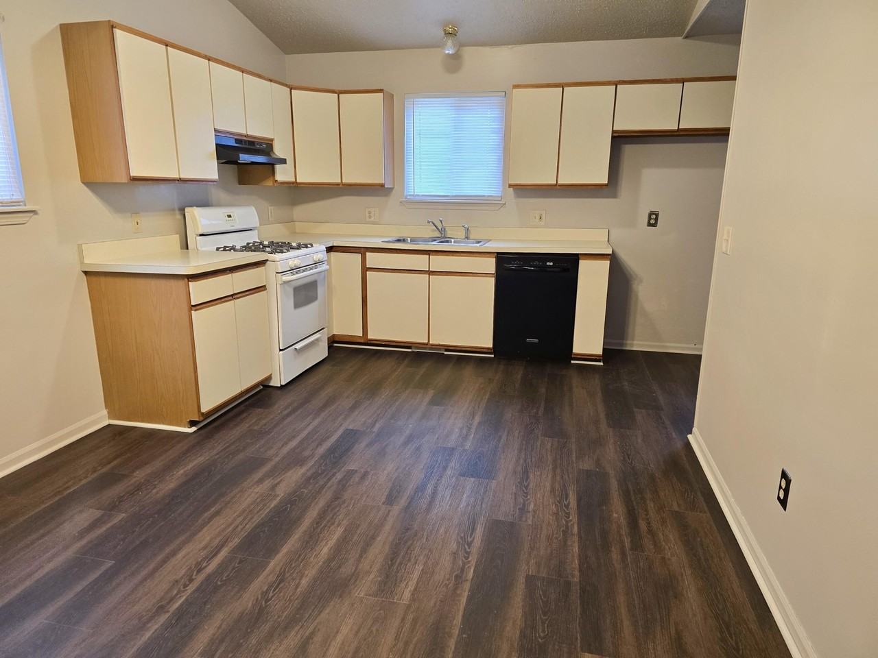 11921 Belmont Ave - Photo 5 of 13