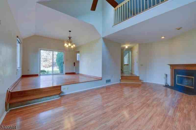 4 Hawthorne Pl - Photo 7 of 11