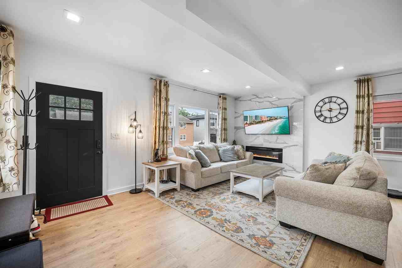 725 4th St - Photo 2 of 34