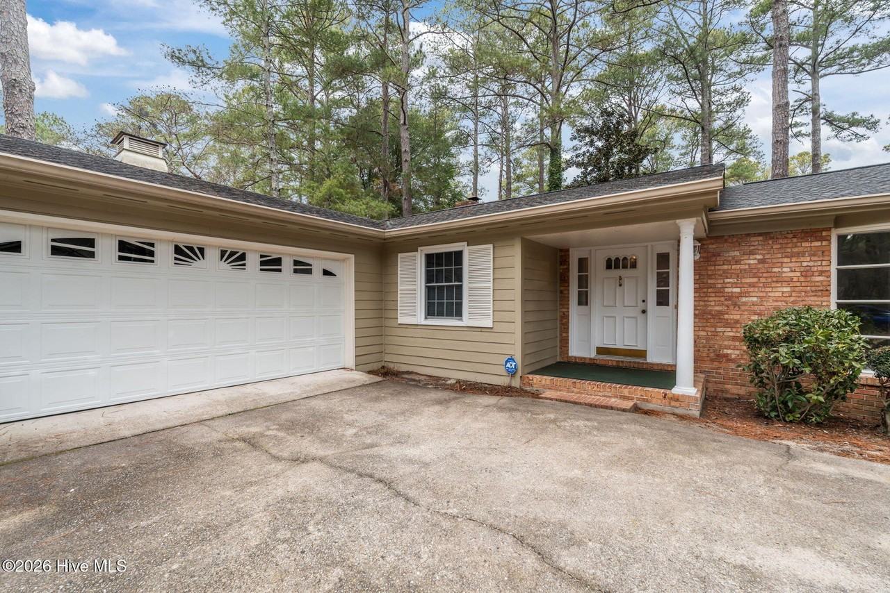 220 Westchester Cir - Photo 2 of 36