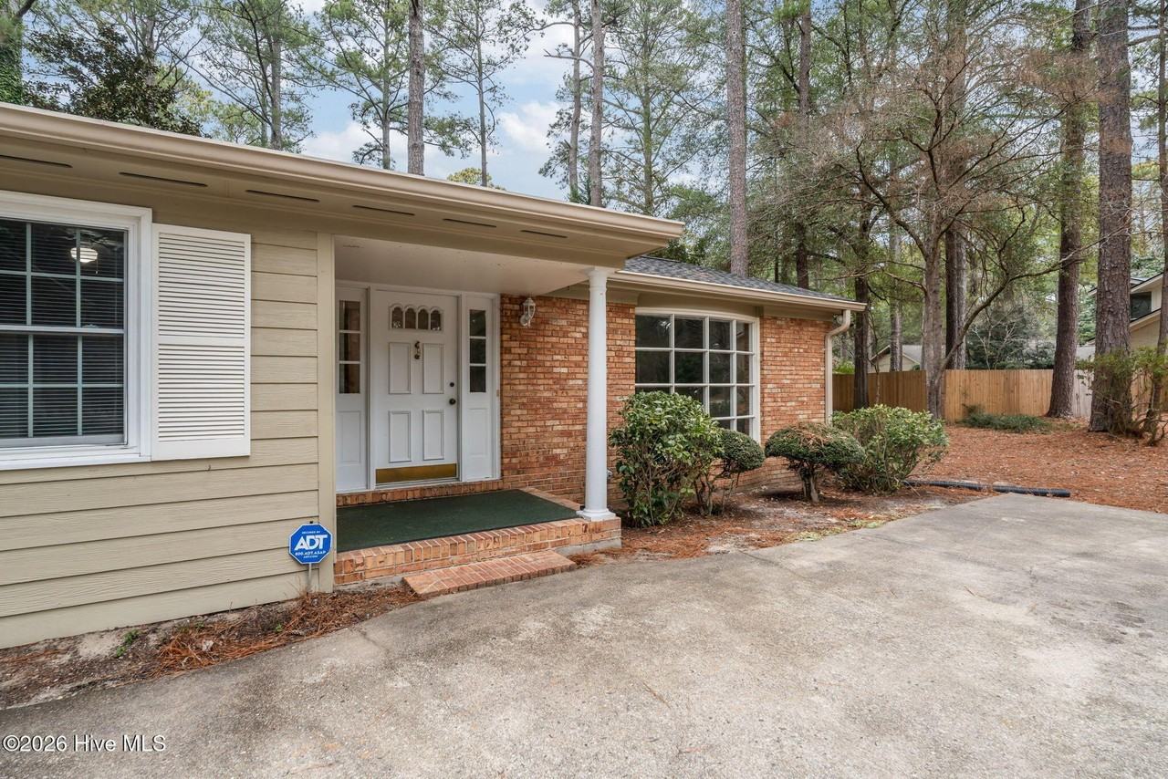 220 Westchester Cir - Photo 3 of 36