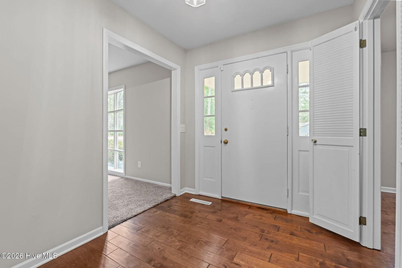 220 Westchester Cir - Photo 4 of 36