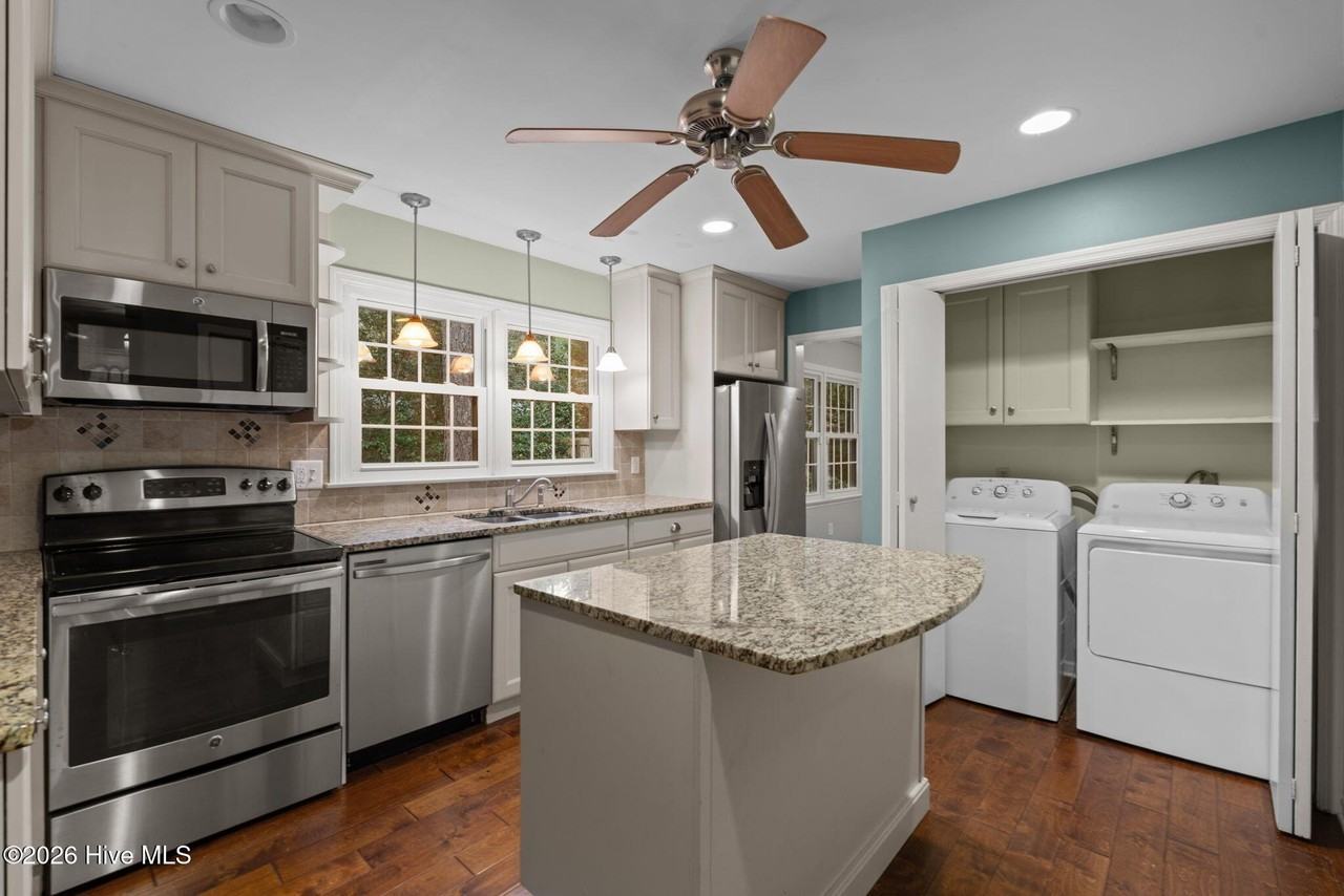 220 Westchester Cir - Photo 5 of 36