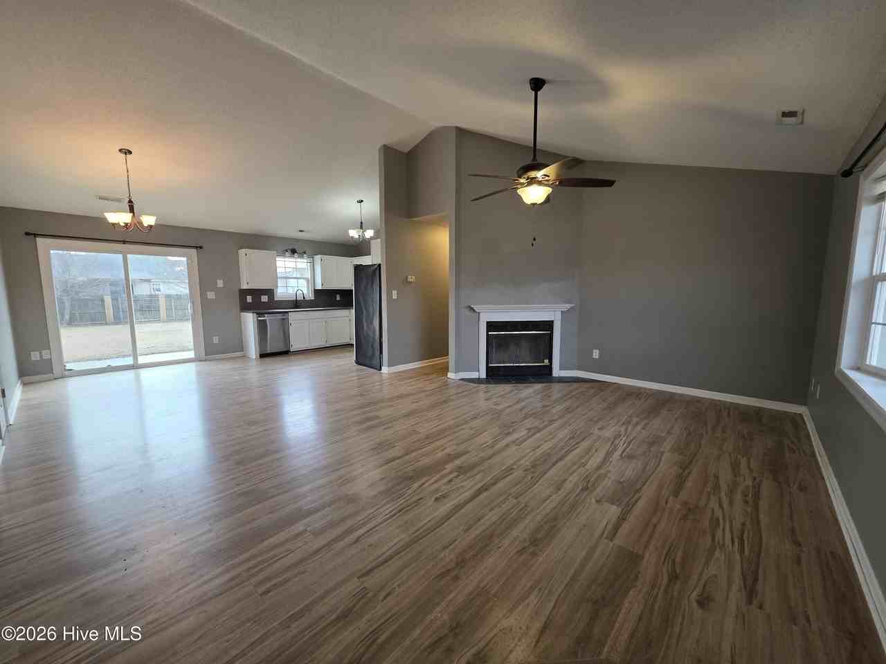 425 Dion Dr - Photo 3 of 18