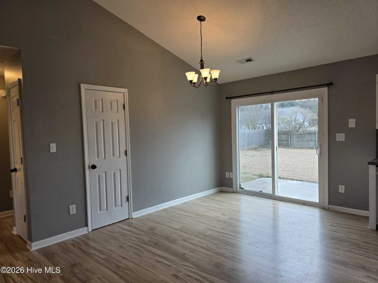 425 Dion Dr - Photo 5 of 18