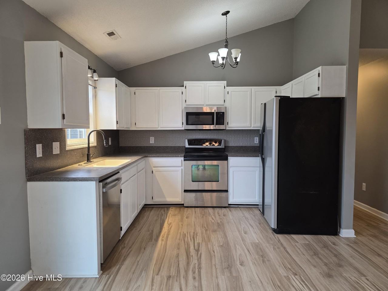 425 Dion Dr - Photo 6 of 18