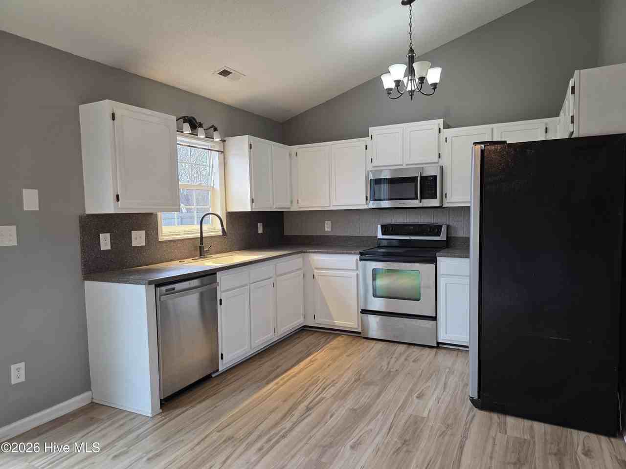 425 Dion Dr - Photo 7 of 18