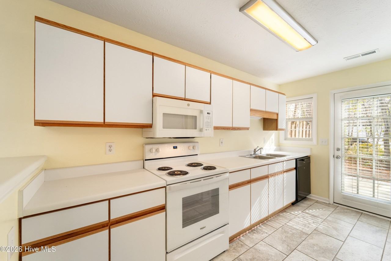 4316 Jasmine Cove Way - Photo 7 of 34