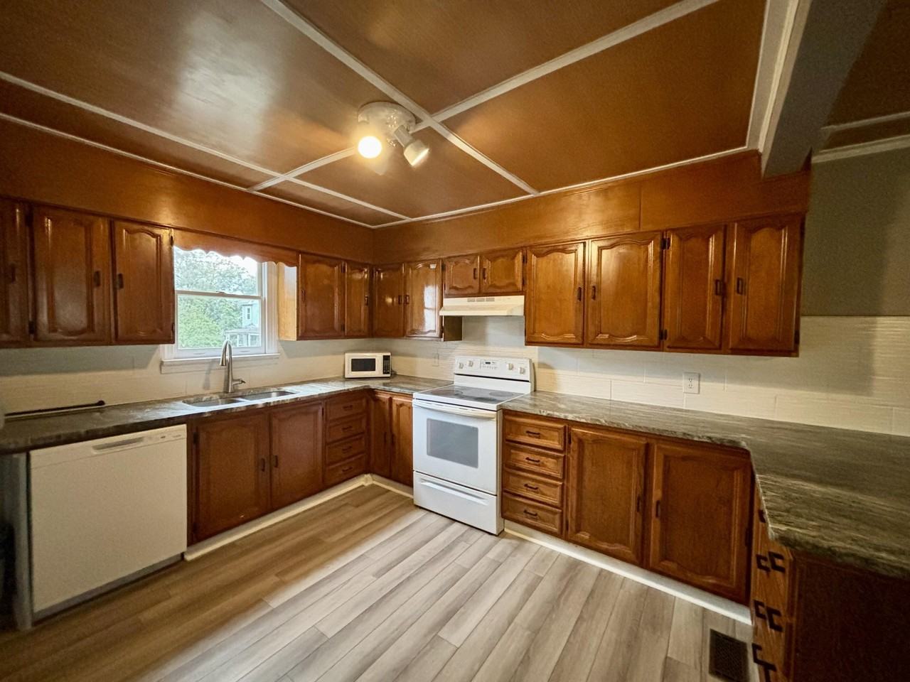 1508 Heard Ave - Photo 5 of 14