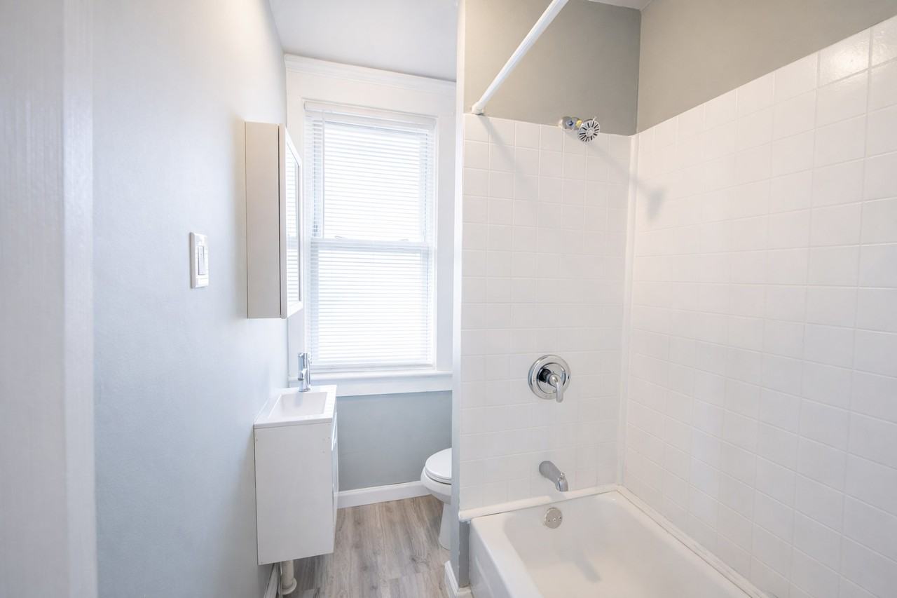 606 Bridgeboro St #B - Photo 3 of 5