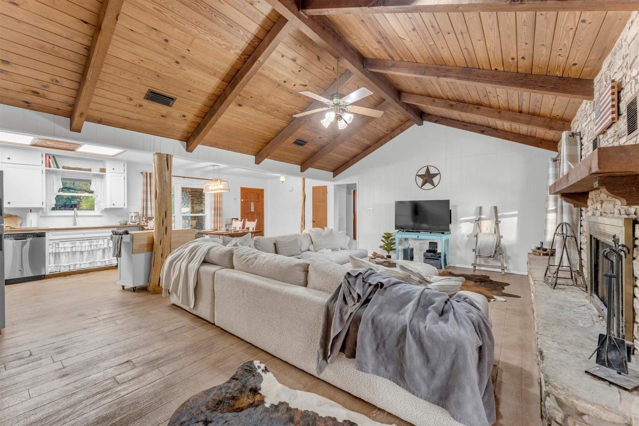 400 Robin Ln - Photo 3 of 28