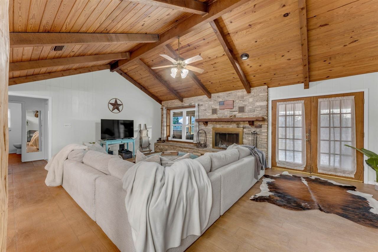 400 Robin Ln - Photo 4 of 28