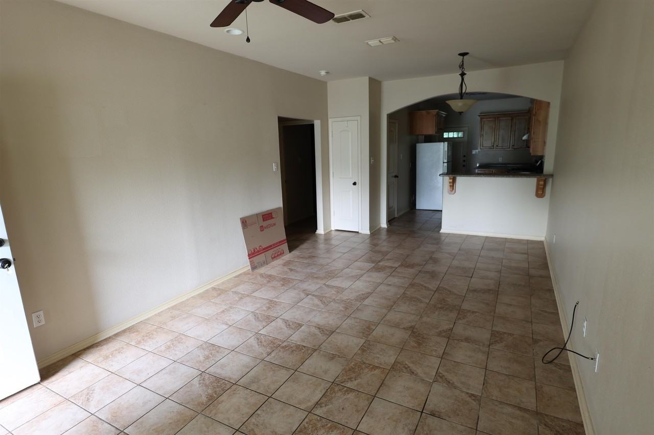 113 Summer Creek Dr - Photo 2 of 14