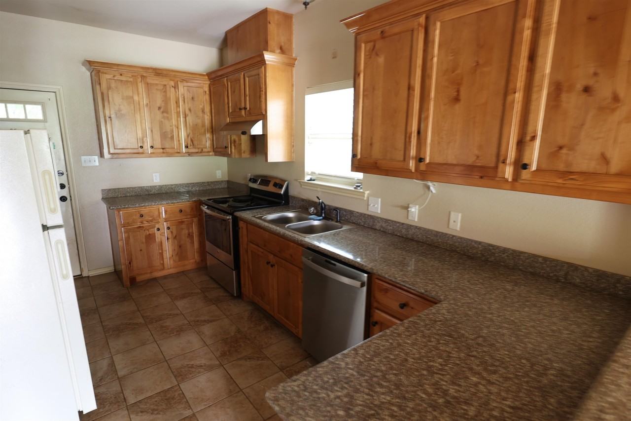 113 Summer Creek Dr - Photo 3 of 14