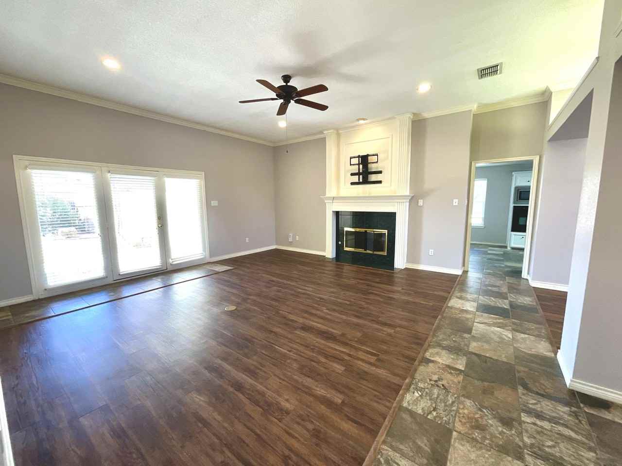 209 Sooner St - Photo 2 of 14