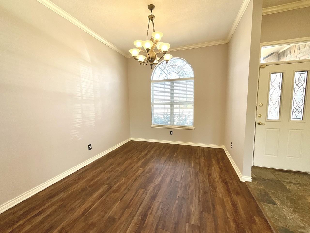 209 Sooner St - Photo 3 of 14