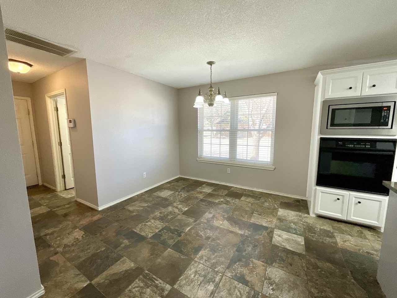 209 Sooner St - Photo 4 of 14