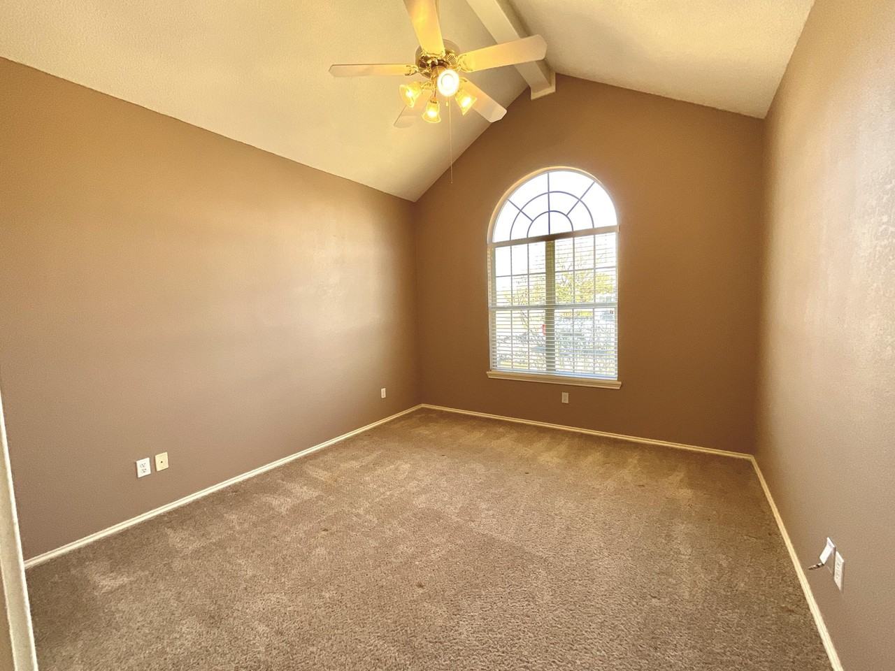 209 Sooner St - Photo 7 of 14