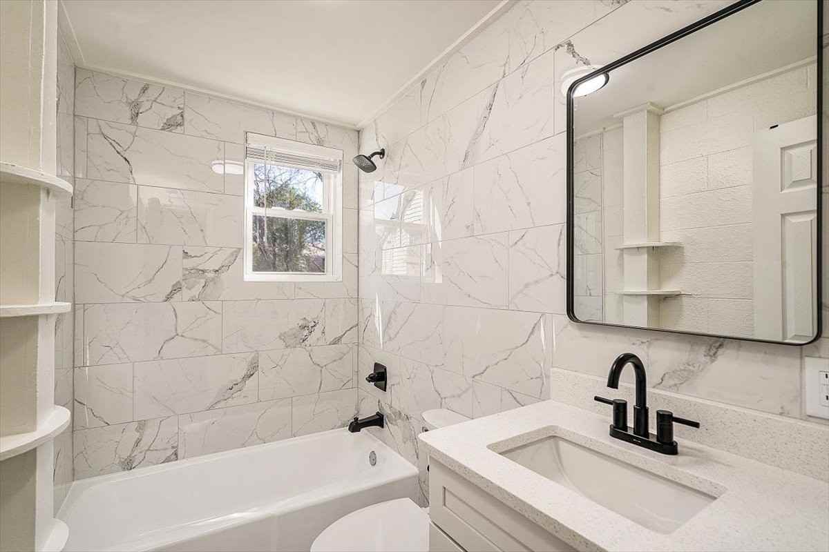 420 S Columbia St Apt B1 #B1 - Photo 2 of 11