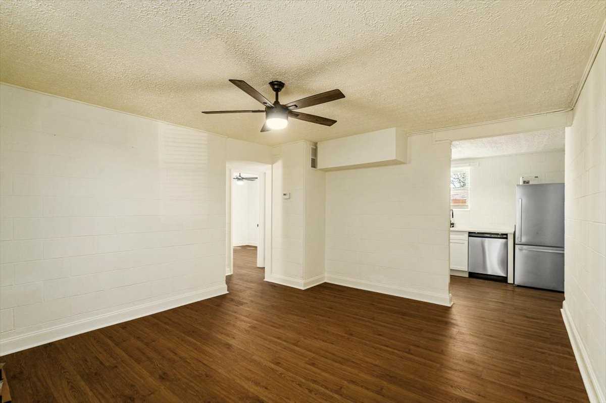 420 S Columbia St Apt B1 #B1 - Photo 6 of 11