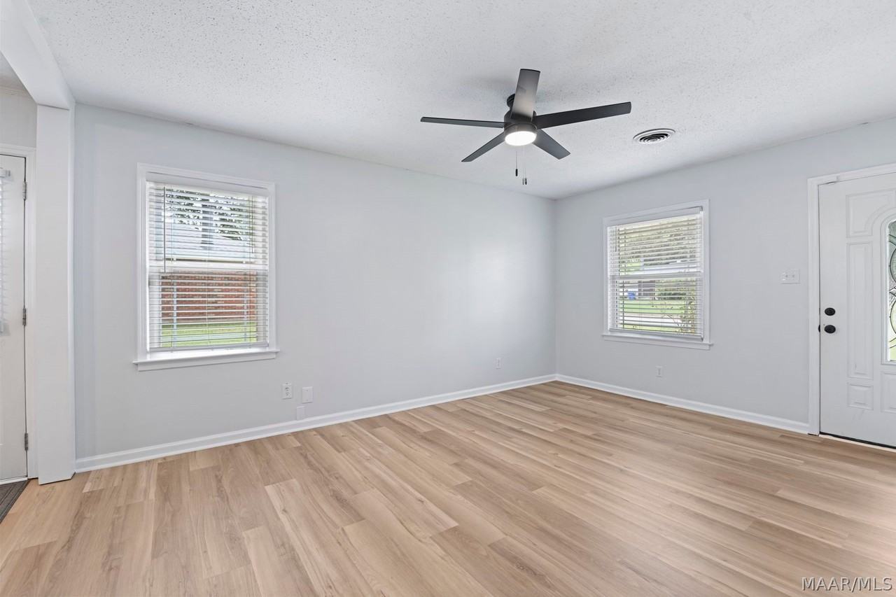 111 Lori St - Photo 5 of 37