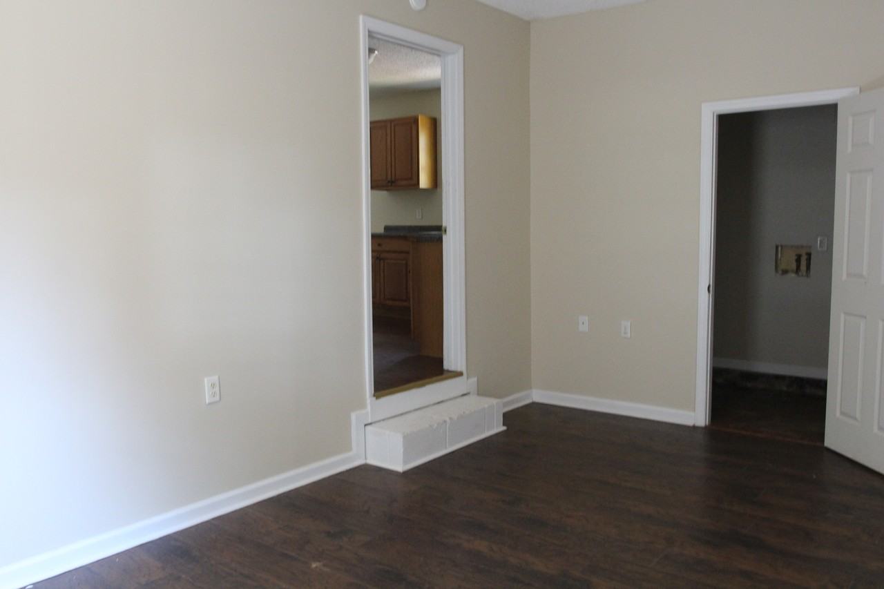 1403 Greenbrier Ct #1 - Photo 5 of 9