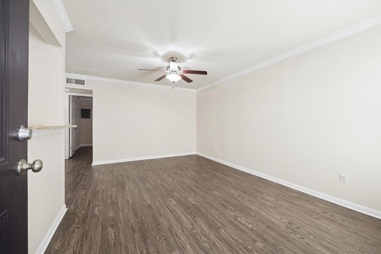 214 W. 17th - Photo 2 of 10