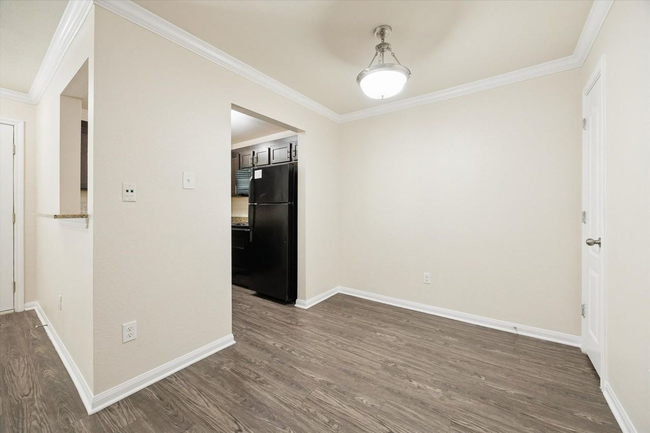 214 W. 17th - Photo 3 of 10