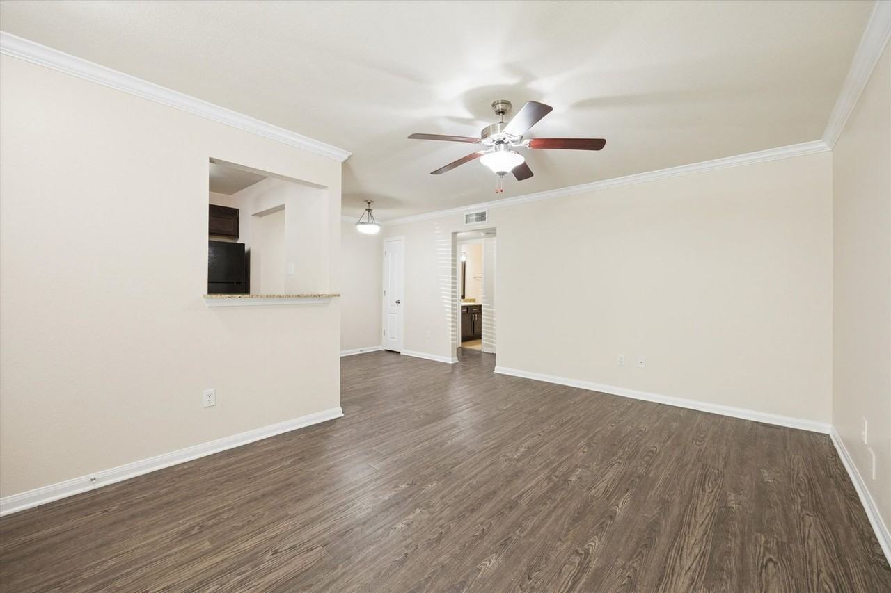 214 W. 17th - Photo 4 of 10