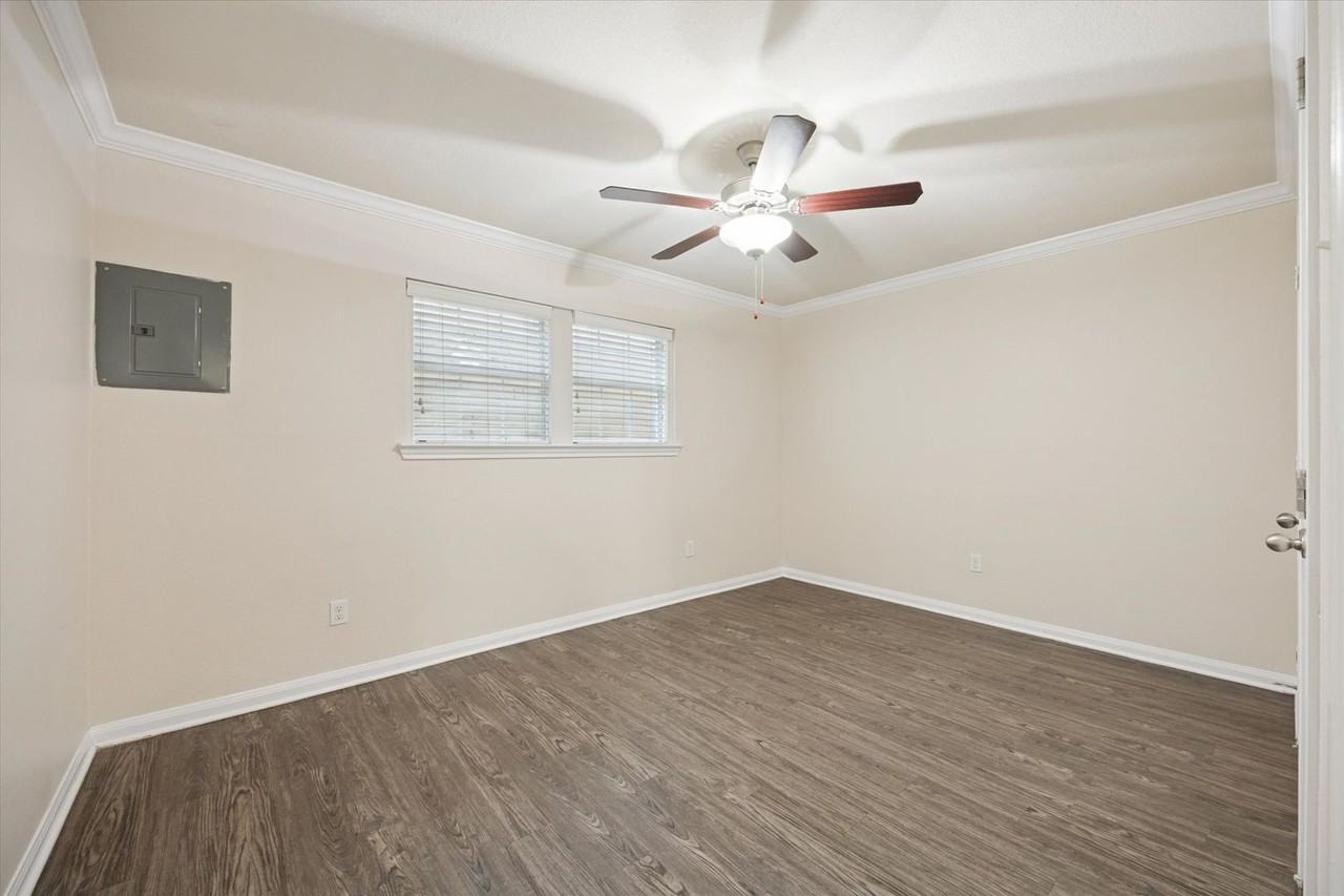 214 W. 17th - Photo 7 of 10