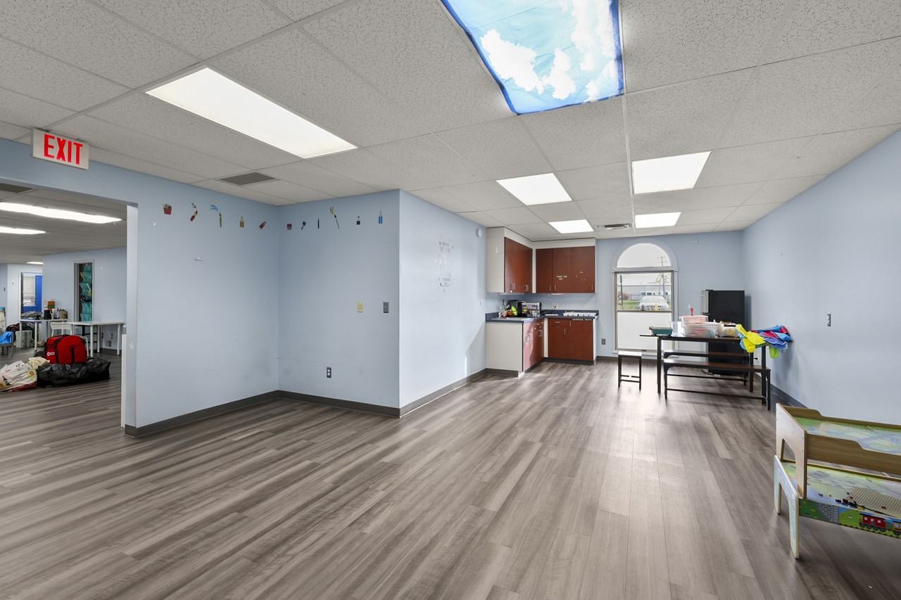 20332 Eureka Rd - Photo 7 of 23