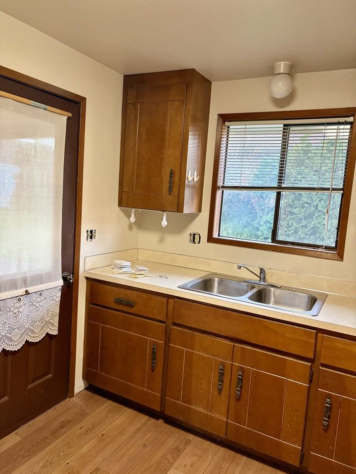 908 Liberty St #C - Photo 3 of 24