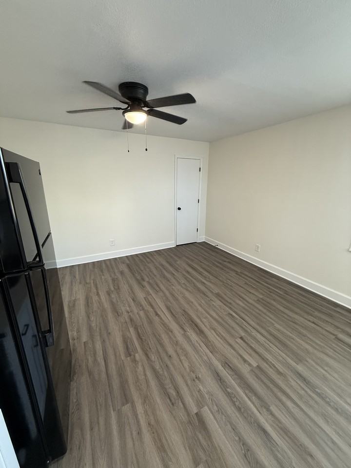 9654 Selby Pl - Photo 3 of 7