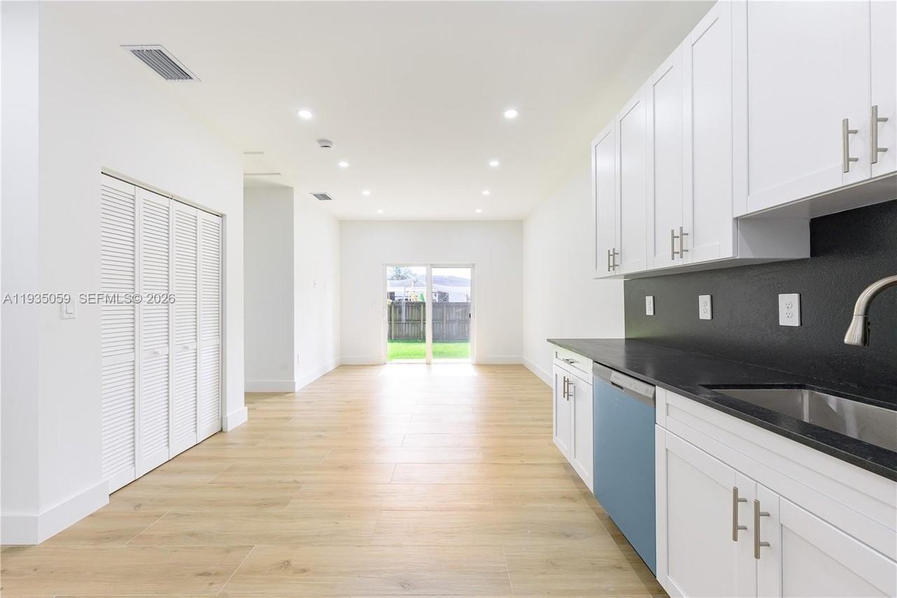 1864 Nw 91st St #1864 - Photo 3 of 27