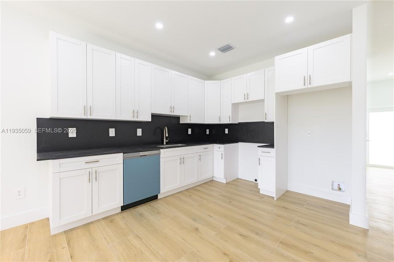 1864 Nw 91st St #1864 - Photo 4 of 27