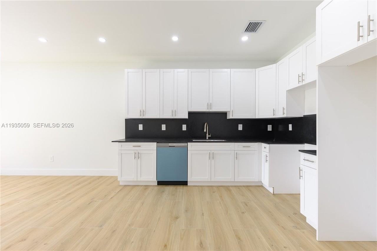 1864 Nw 91st St #1864 - Photo 5 of 27