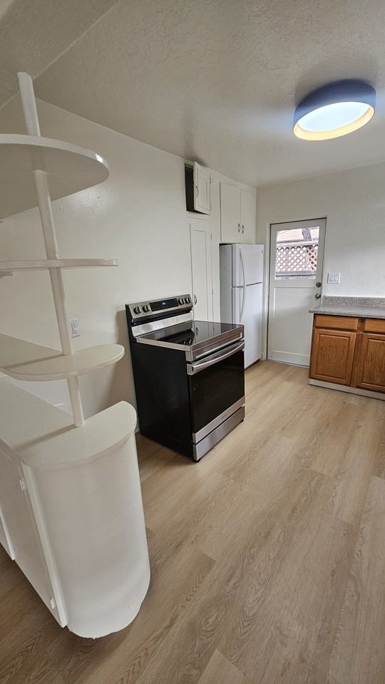 476 E 7th Ave #1 - Photo 6 of 25