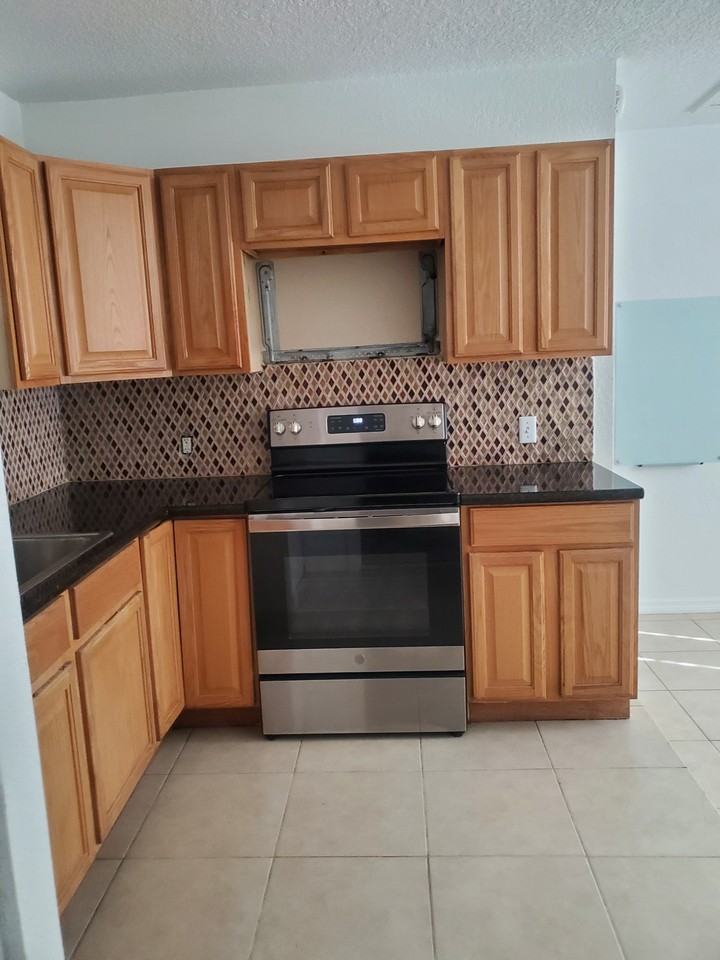 1806 Grasmere Dr #1 - Photo 3 of 10