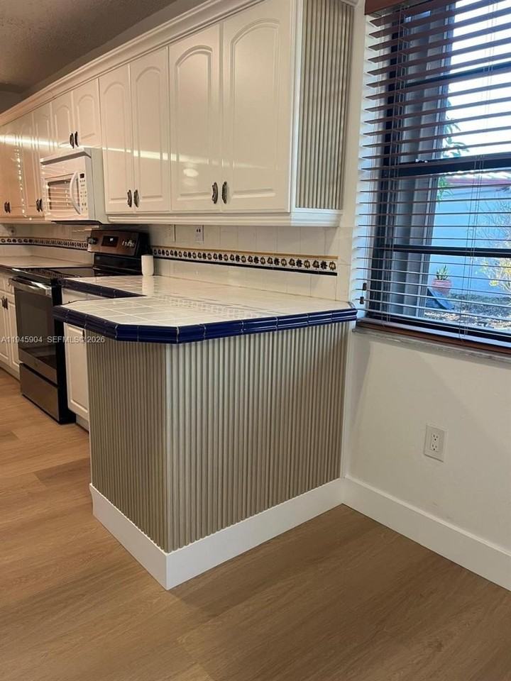 1045 Sw 122nd Ct - Photo 7 of 42